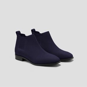 NWT Vivaia square toe ankle boot Navy. EU 40
